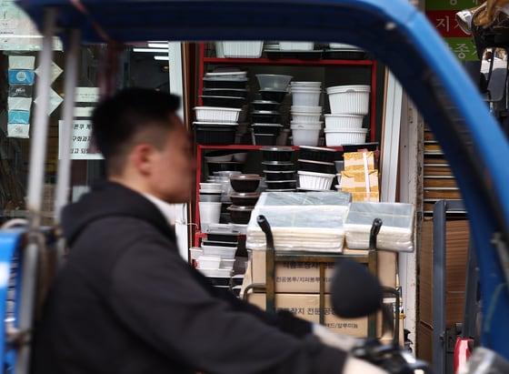 본문 이미지 - 미국·이란 전쟁과 호르무즈 해협 봉쇄로 국내 원유와 나프타 수급이 불안정한 가운데 7일 서울 시내의 플라스틱 포장재 업체에 플라스틱 포장 용기가 진열돼 있다. 상인들은 중동 전쟁 장기화로 국내 원유와 나프타 수급이 불안정해지면서 아세톤과 시트지, 테이프 등 가격이 두배 가량 올랐다며 어려움을 토로했다. 2026.4.7 ⓒ 뉴스1 김민지 기자