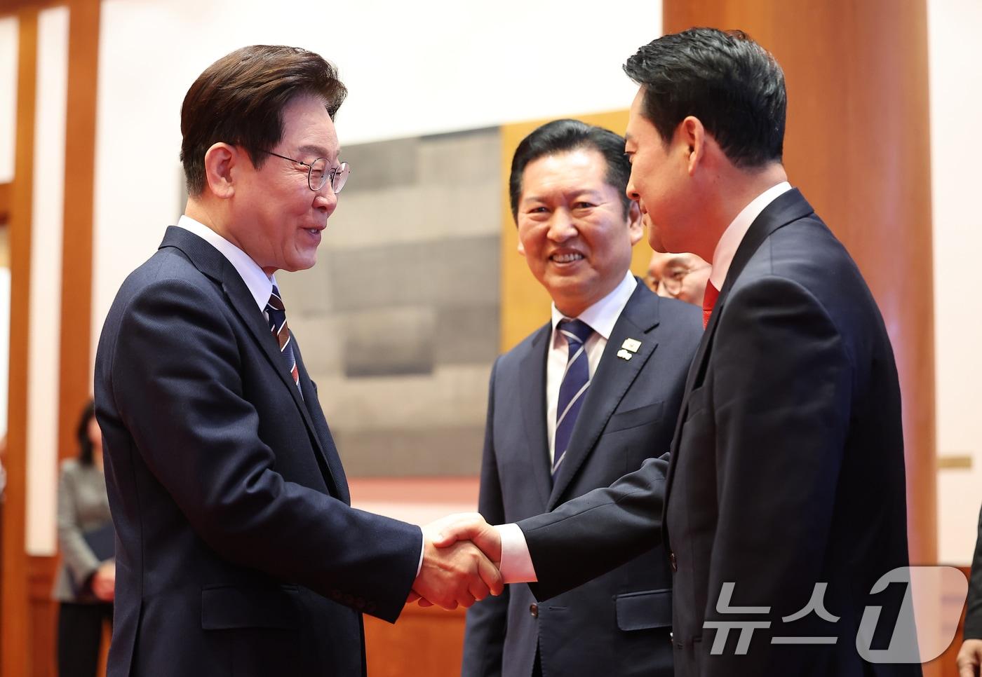 본문 이미지 - 이재명 대통령과 장동혁 국민의힘 대표가 지난 7일 청와대에서 열린 여야정 민생경제협의체 회담 및 오찬에서 악수하고 있다. (청와대통신사진기자단) 2026.4.7 ⓒ 뉴스1 이재명 기자