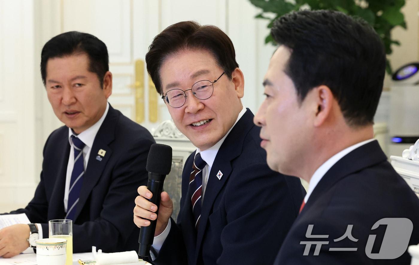 본문 이미지 - 이재명 대통령이 7일 청와대에서 열린 여야정 민생경제협의체 회담 및 오찬에서 발언하고 있다. (청와대통신사진기자단) 2026.4.7 ⓒ 뉴스1 이재명 기자