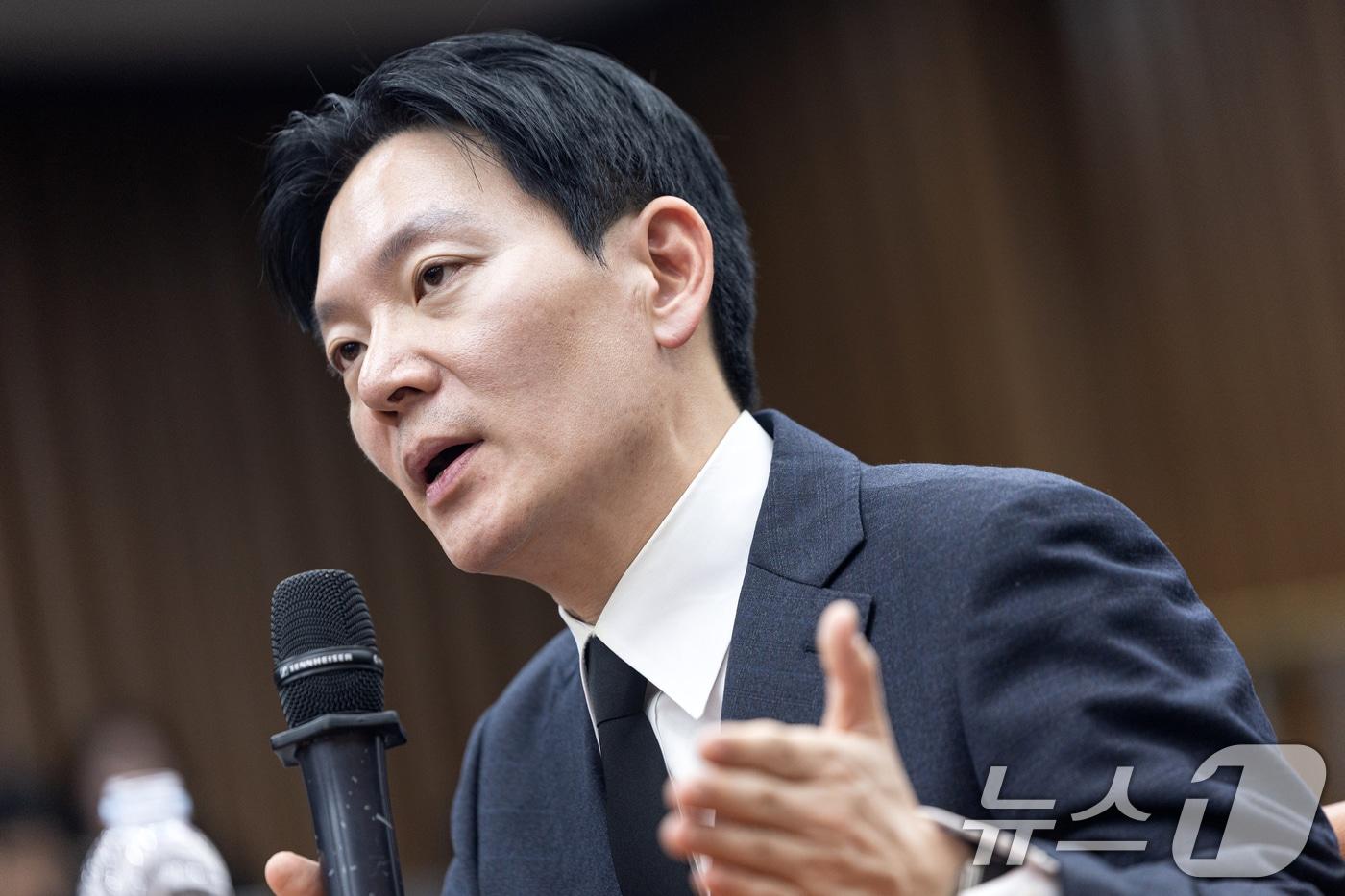 본문 이미지 - '쌍방울 대북 송금' 사건을 수사했던 박상용 검사가 7일 서울 여의도 국회에서 국민의힘 '윤석열정권 정치검찰 조작기소 의혹사건 진상규명' 국정조사특별위원회 위원단 주최로 열린 더불어민주당의 공소취소·재판조작 진상규명 청문회에 증인으로 출석해 의원 질의에 답변하고 있다. 2026.4.7 ⓒ 뉴스1 이승배 기자