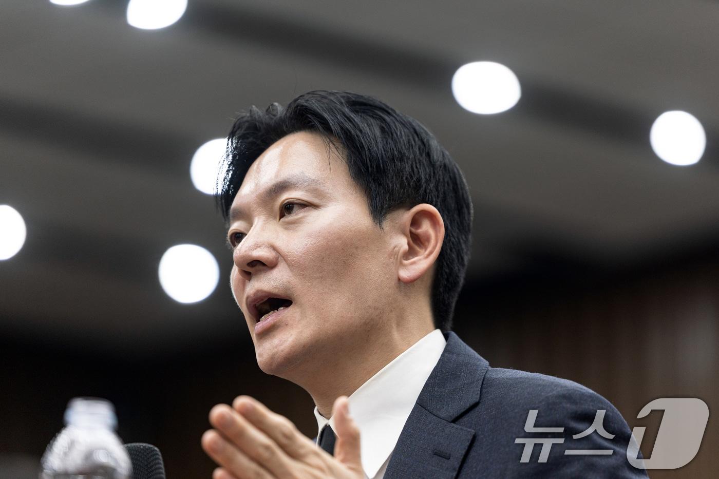 본문 이미지 - '쌍방울 대북 송금' 사건을 수사했던 박상용 검사가 7일 서울 여의도 국회에서 국민의힘 '윤석열정권 정치검찰 조작기소 의혹사건 진상규명' 국정조사특별위원회 위원단 주최로 열린 더불어민주당의 공소취소·재판조작 진상규명 청문회에 증인으로 출석해 의원 질의에 답변하고 있다. 2026.4.7 ⓒ 뉴스1 이승배 기자