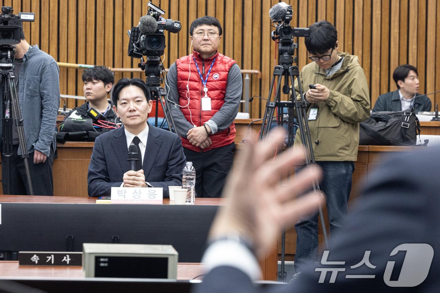 본문 이미지 - '쌍방울 대북 송금' 사건을 수사했던 박상용 검사가 지난 7일 서울 여의도 국회에서 국민의힘 '윤석열정권 정치검찰 조작기소 의혹사건 진상규명' 국정조사특별위원회 위원단 주최로 열린 더불어민주당의 공소취소·재판조작 진상규명 청문회에 증인으로 출석해 의원 질의를 듣고 있다. 2026.4.7 ⓒ 뉴스1 이승배 기자