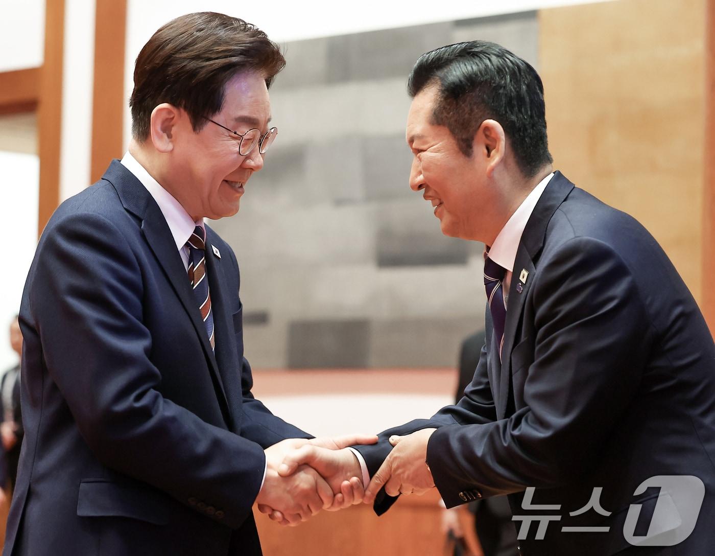 본문 이미지 - 이재명 대통령과 정청래 더불어민주당 대표가 7일 청와대에서 열린 여야정 민생경제협의체 회담 및 오찬에서 악수하고 있다. (청와대통신사진기자단) 2026.4.7 ⓒ 뉴스1 이재명 기자