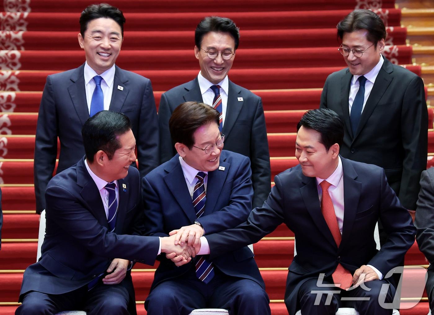 본문 이미지 - 이재명 대통령과 정청래 더불어민주당 대표, 장동혁 국민의힘 대표가 7일 청와대에서 열린 여야정 민생경제협의체 회담 및 오찬에서 손을 맞잡고 있다. (청와대통신사진기자단) 2026.4.7 ⓒ 뉴스1 이재명 기자