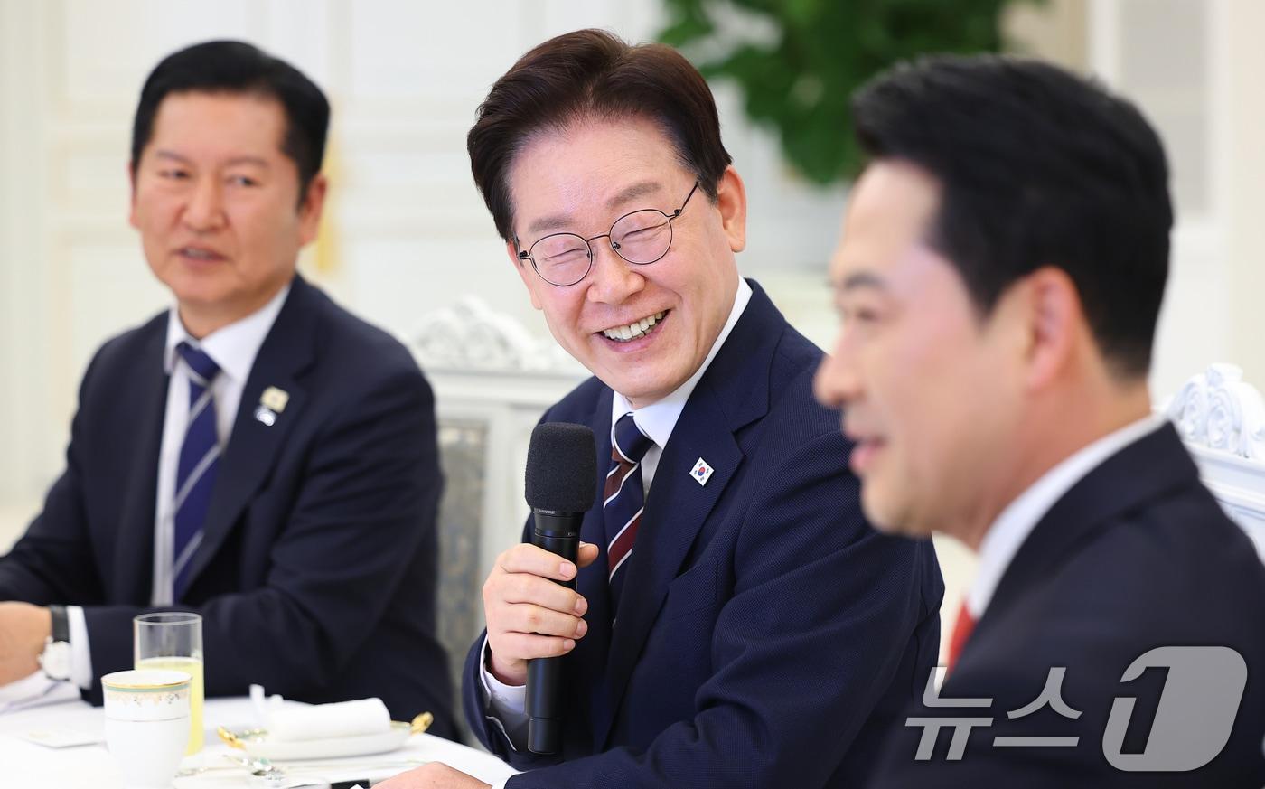 본문 이미지 - 이재명 대통령이 7일 청와대에서 열린 여야정 민생경제협의체 회담 및 오찬에서 발언하고 있다. (청와대통신사진기자단) 2026.4.7 ⓒ 뉴스1 이재명 기자