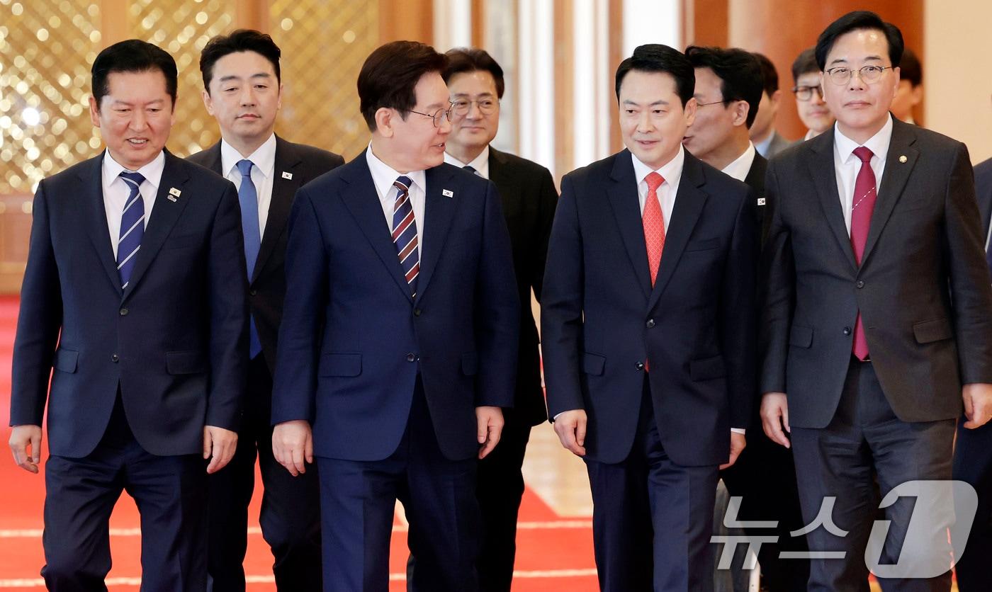 본문 이미지 - 이재명 대통령과 정청래 더불어민주당 대표, 장동혁 국민의힘 대표가 7일 청와대에서 열린 여야정 민생경제협의체 회담 및 오찬에 입장하고 있다. (청와대통신사진기자단) 2026.4.7 ⓒ 뉴스1 이재명 기자