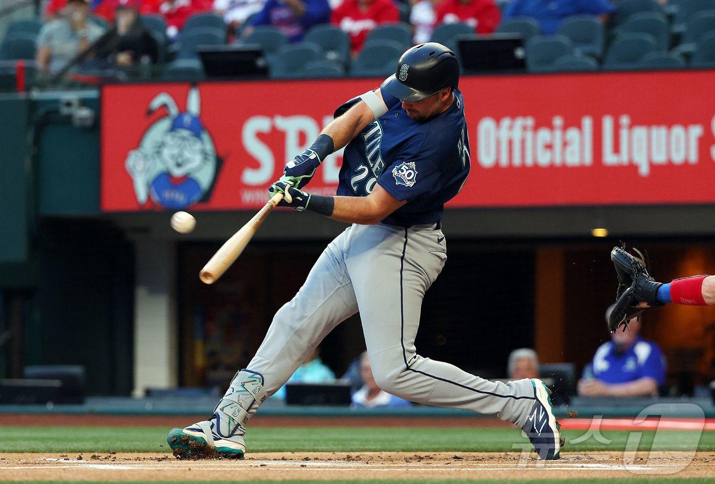 본문 이미지 - 시애틀 매리너스 포수 칼 롤리가 7일(한국시간) 열린 2026 메이저리그 텍사스 레인저스전에서 1회초 시즌 1호 홈런을 터뜨렸다. ⓒ AFP=뉴스1