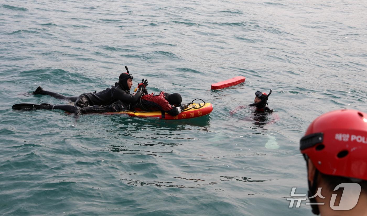 본문 이미지 - 경북 포항해양경찰서가 파출소 직원들의 구조 역량 강화를 위해 구조 기법 전수 훈련을 실시하고 있다. 포항시 북구 영일만항 앞바다에서 구조훈련을 하고 있는 해경 대원들.(포항해양경찰서 제공, 재판매 및 DB금지) 2026.4.7/뉴스1 