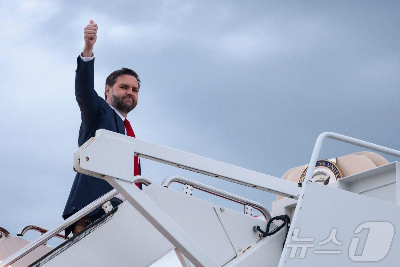 본문 이미지 - 6일(현지시간) JD 밴스 미국 부통령이 메릴랜드주 앤드루 합동기지에서 헝가리 부다페스트로 향하는 공군 2호기에 탑승하며 손을 흔들고 있다. 밴스 부통령은 7일 부다페스트를 방문하여 빅토르 오르반 헝가리 총리와 함께 집회를 가질 예정이다. 2026.04.06. ⓒ AFP=뉴스1
