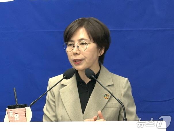 본문 이미지 - 국주영은 전주시장 예비후보가 7일 전주시청에서 기자회견을 갖고 '전주형 손주돌봄 수당' 도입에 대해 설명하고 있다./뉴스1