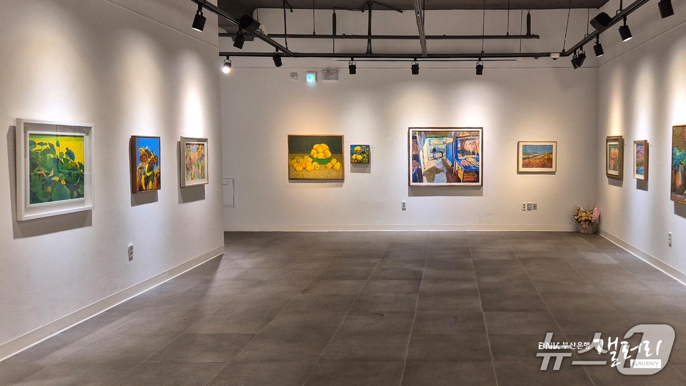 본문 이미지 - 오는 13일까지 열리는 전미선 개인전 '그리운 곳에 대한 이야기' 모습 (부산은행 제공. 재판매 및 DB금지)