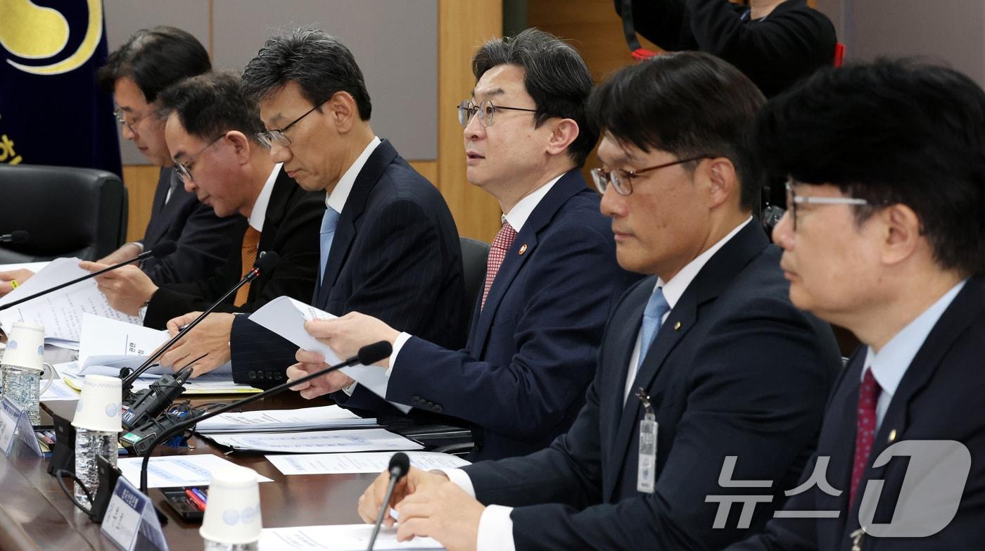 본문 이미지 - 이억원 금융위원장이 7일 오후 서울 종로구 세종대로 정부서울청사에서 중동상황 피해업종 관련 산업·금융권 간담회에서 모두 발언을 하고 있다. 이날 회의에는 석유화학업계, 정유업계, 정책금융기관, 시중은행 관계자 등이 참석했다. 2026.4.7 ⓒ 뉴스1 김명섭 기자