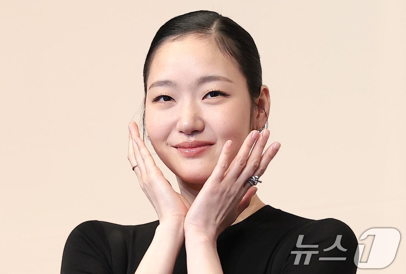 본문 이미지 - 배우 김고은이 7일 서울 구로구 더 링크호텔 서울에서 열린 티빙 새 드라마 '유미의 세포들3'(극본 송재정, 김경란/연출 이상엽) 제작발표회에 참석해 포즈를 취하고 있다. '유미의 세포들3'는 스타작가가 된 유미(김고은 분)의 무자극 일상 속 날벼락처럼 찾아온 뜻밖의 인물로 인해 다시 한번 웃고 울고 사랑에 빠지는 세포 자극 공감 로맨스를 담는다. 2026.4.7 ⓒ 뉴스1 권현진 기자