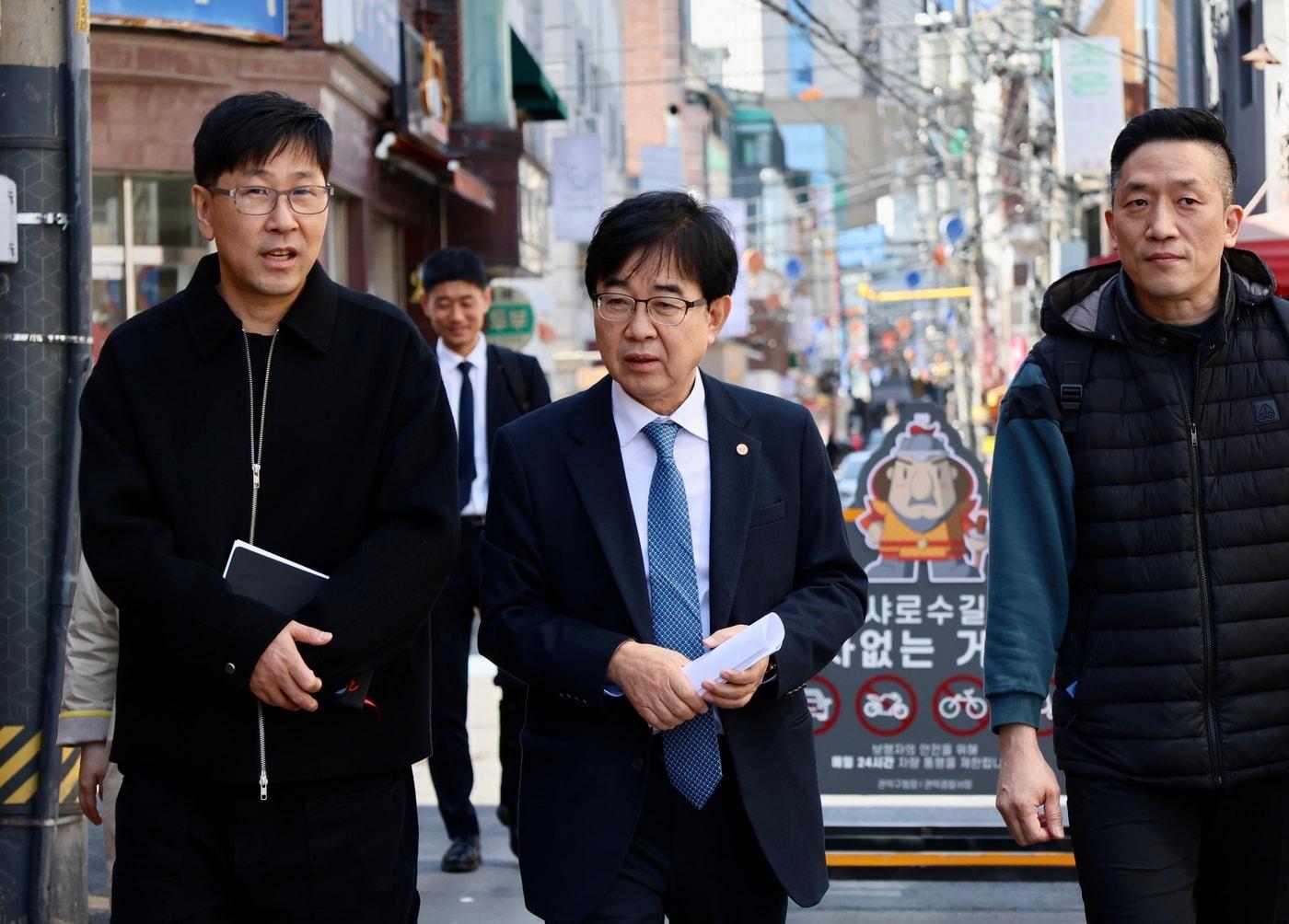 본문 이미지 - 인태연 소상공인시장진흥공단 이사장이 서울 관악구 샤로수길을 찾아 골목상권 운영 현황을 점검하고 상인들과 소통했다.(소상공인시장진흥공단 제공)