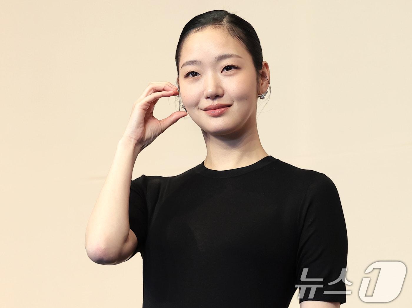 본문 이미지 - 배우 김고은이 7일 서울 구로구 더 링크호텔 서울에서 열린 티빙 새 드라마 '유미의 세포들3'(극본 송재정, 김경란/연출 이상엽) 제작발표회에 참석해 포즈를 취하고 있다. '유미의 세포들3'는 스타작가가 된 유미(김고은 분)의 무자극 일상 속 날벼락처럼 찾아온 뜻밖의 인물로 인해 다시 한번 웃고 울고 사랑에 빠지는 세포 자극 공감 로맨스를 담는다. 2026.4.7 ⓒ 뉴스1 권현진 기자