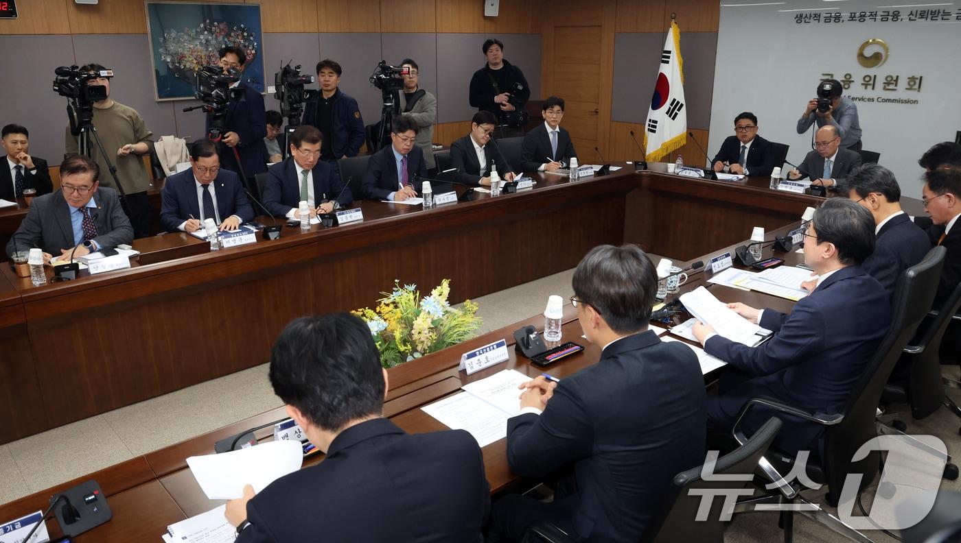 본문 이미지 - 이억원 금융위원장이 7일 오후 서울 종로구 세종대로 정부서울청사에서 중동상황 피해업종 관련 산업·금융권 간담회에서 모두 발언을 하고 있다. 이날 회의에는 석유화학업계, 정유업계, 정책금융기관, 시중은행 대표등이 참석했다. 2026.4.7 ⓒ 뉴스1 김명섭 기자