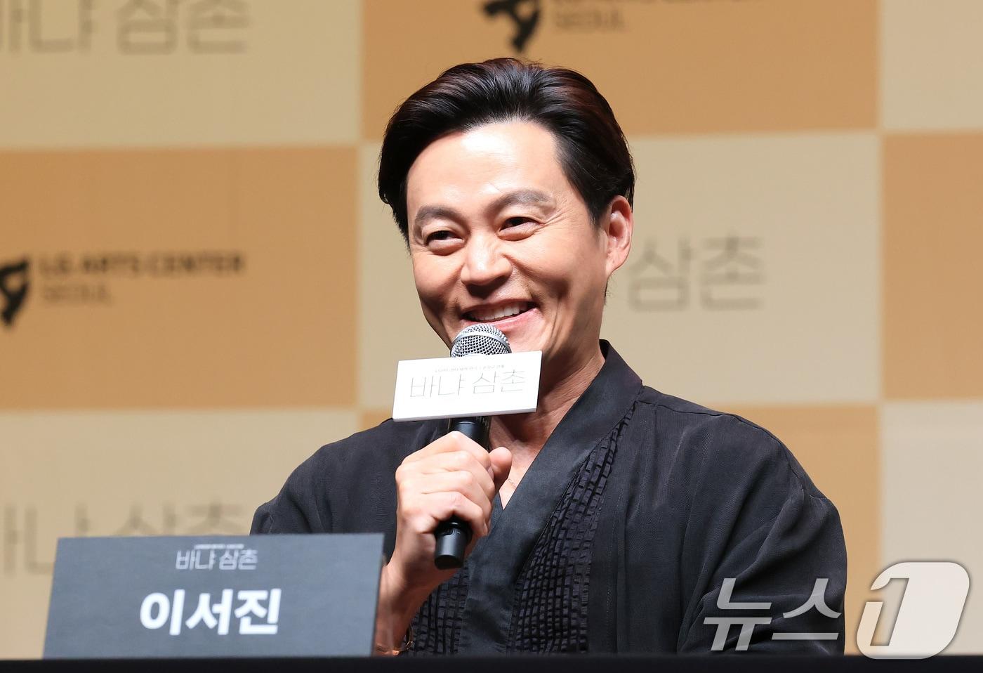 본문 이미지 - 배우 이서진이 7일 서울 서울 강서구 마곡동 LG아트센터 서울에서 열린 연극 '바냐 삼촌' 제작발표회에서 발언을 하고 있다. 연극 '바냐 삼촌'은 오는 5월 7일부터 5월 31일까지 서울 강서구 LG아트센터 서울 시그니처홀에서 공연된다. 2026.4.7 ⓒ 뉴스1 임세영 기자