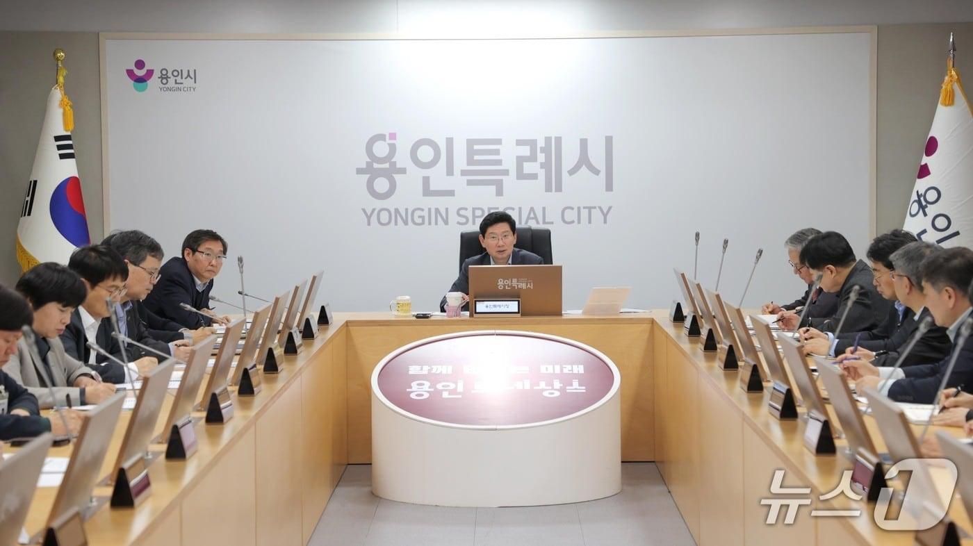 본문 이미지 - 이상일 시장이 6일 시청 영상회의실에서 열린 간부공무원 회의에서 중동전쟁 장기화에 따른 위기 극복 방안을 논의하고 있다.(용인시 제공)