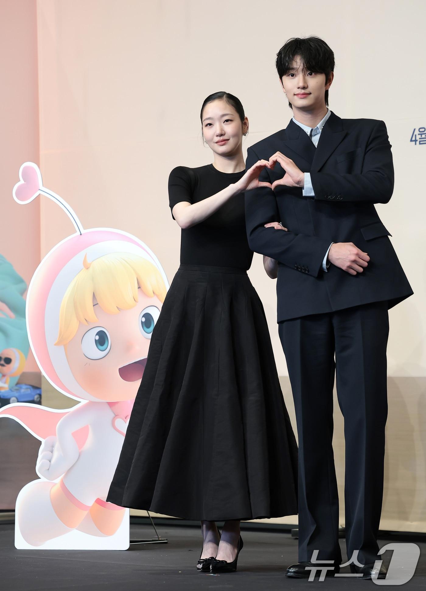 본문 이미지 - 배우 김고은과 김재원(오른쪽)이 7일 서울 구로구 더 링크호텔 서울에서 열린 티빙 새 드라마 '유미의 세포들3'(극본 송재정, 김경란/연출 이상엽) 제작발표회에 참석해 포즈를 취하고 있다. '유미의 세포들3'는 스타작가가 된 유미(김고은 분)의 무자극 일상 속 날벼락처럼 찾아온 뜻밖의 인물로 인해 다시 한번 웃고 울고 사랑에 빠지는 세포 자극 공감 로맨스를 담는다. 2026.4.7 ⓒ 뉴스1 권현진 기자