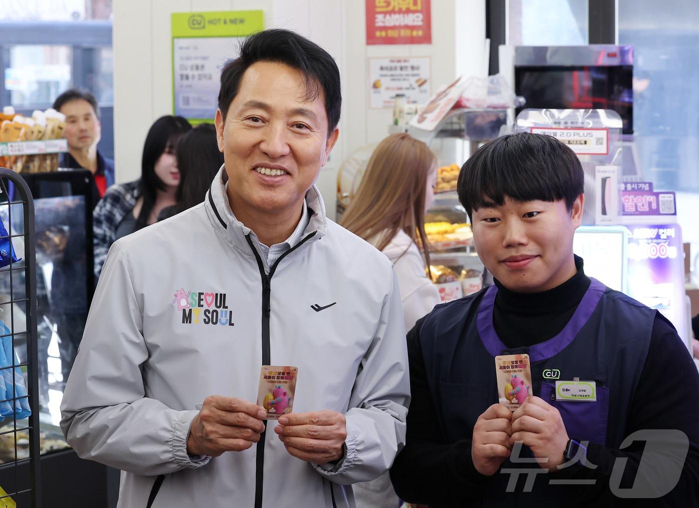 본문 이미지 - 오세훈 서울시장이 서울 종로구 CU 마로니에 공원점을 방문해 고립 은둔 청년 도움 정보를 담은 '외로움 없는 서울' 포토카드를 들어보이고 있다. 2026.4.7 ⓒ 뉴스1 김성진 기자