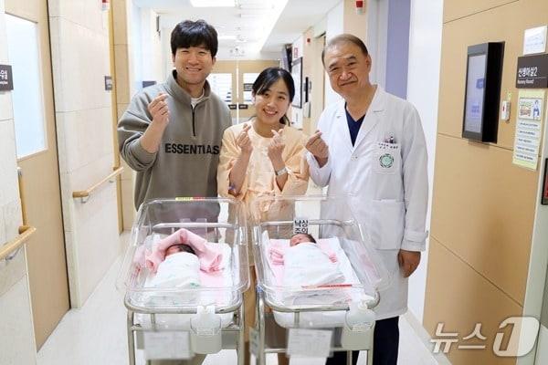 본문 이미지 - 세쌍둥이의 출산을 담당한 전종관 이대목동병원 산부인과 교수(오른쪽)와 산모 A씨, A씨의 남편이 포즈를 취하고 있다. 세쌍둥이 중 셋째는 신생아중환자실에서 집중치료를 받고 있다. (이대목동병원)