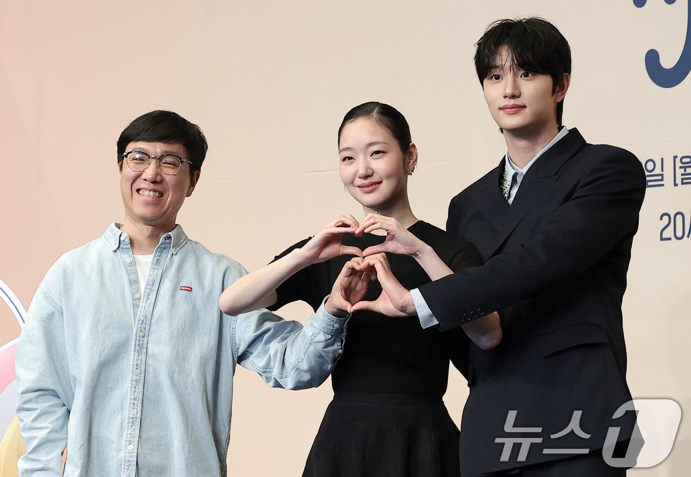 본문 이미지 - 이상엽 감독(왼쪽부터)과 배우 김고은, 김재원이 7일 서울 구로구 더 링크호텔 서울에서 열린 티빙 새 드라마 '유미의 세포들3'(극본 송재정, 김경란) 제작발표회에 참석해 포즈를 취하고 있다. '유미의 세포들3'는 스타작가가 된 유미(김고은 분)의 무자극 일상 속 날벼락처럼 찾아온 뜻밖의 인물로 인해 다시 한번 웃고 울고 사랑에 빠지는 세포 자극 공감 로맨스를 담는다. 2026.4.7 ⓒ 뉴스1 권현진 기자