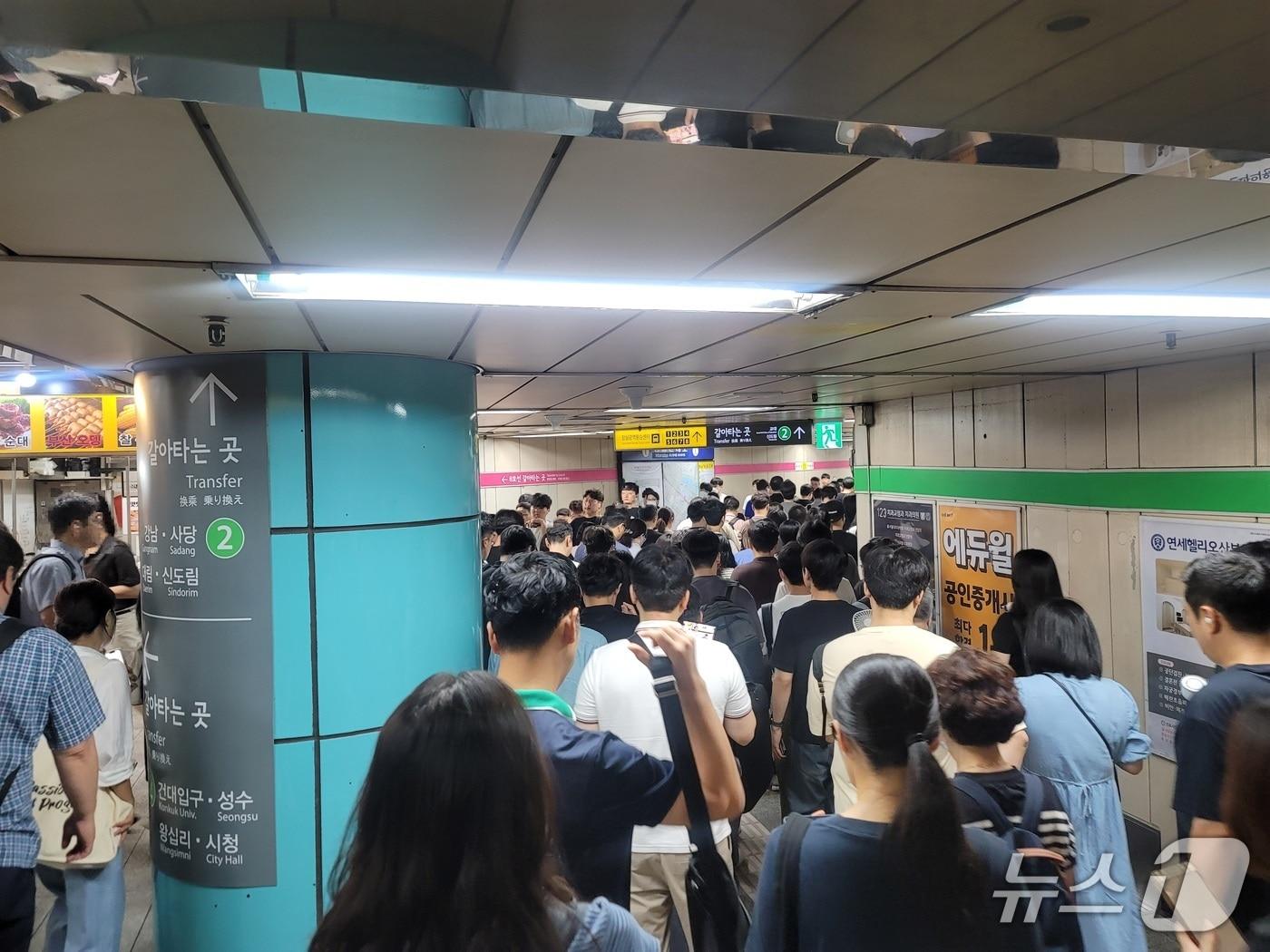 본문 이미지 - 잠실역 대합실에서 승객들이 이동하고 있다.(서울교통공사 제공)