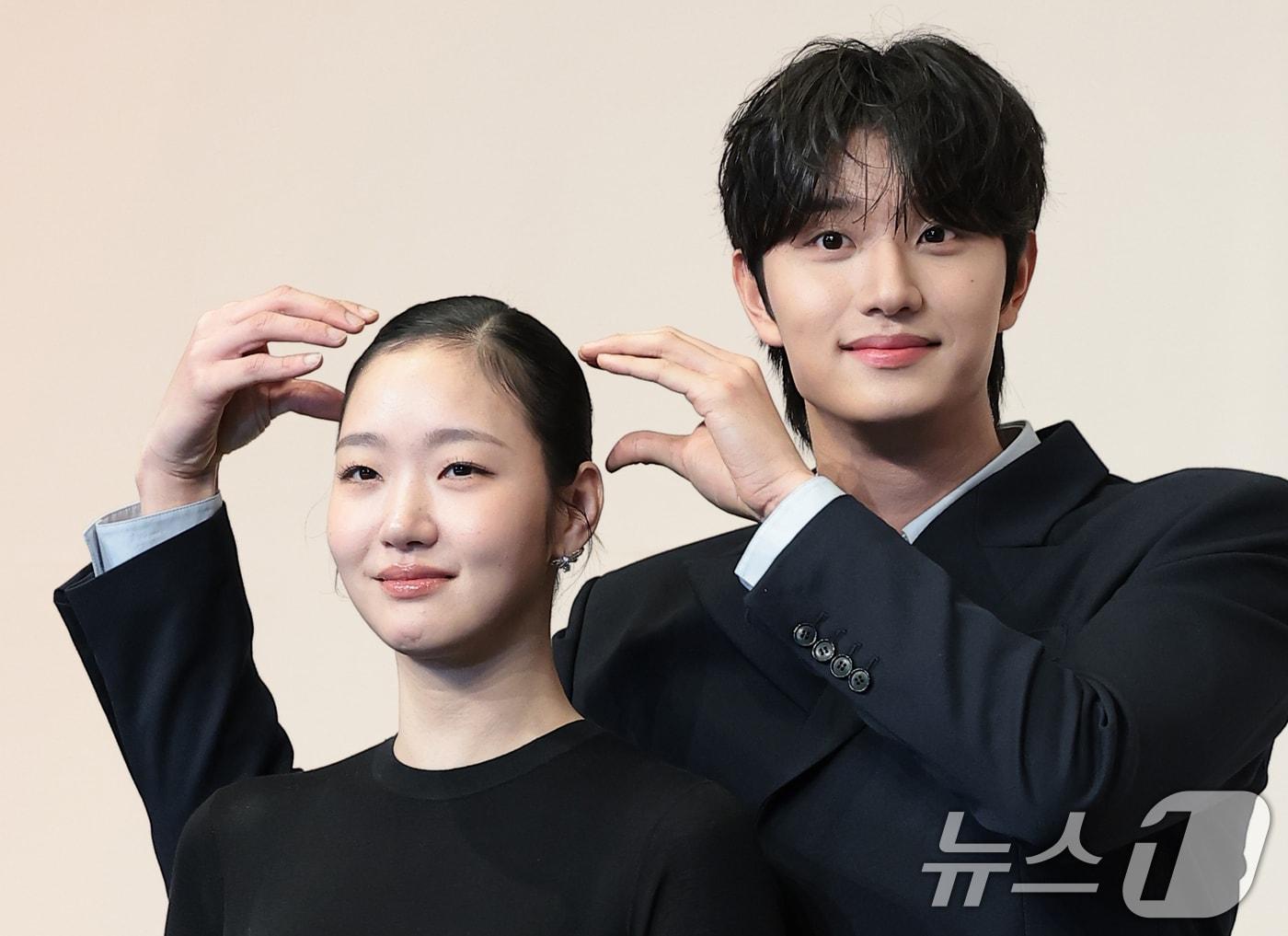 본문 이미지 - 배우 김고은과 김재원(오른쪽)이 7일 서울 구로구 더 링크호텔 서울에서 열린 티빙 새 드라마 '유미의 세포들3'(극본 송재정, 김경란/연출 이상엽) 제작발표회에 참석해 포즈를 취하고 있다. '유미의 세포들3'는 스타작가가 된 유미(김고은 분)의 무자극 일상 속 날벼락처럼 찾아온 뜻밖의 인물로 인해 다시 한번 웃고 울고 사랑에 빠지는 세포 자극 공감 로맨스를 담는다. 2026.4.7 ⓒ 뉴스1 권현진 기자