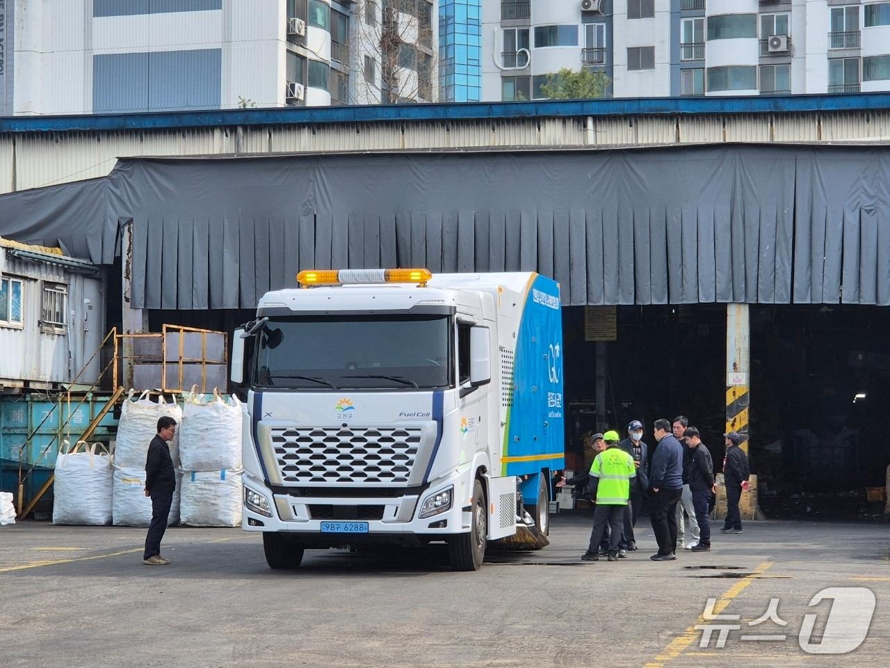 본문 이미지 - 수소 전기 노면 분진 청소차.(금천구 제공)