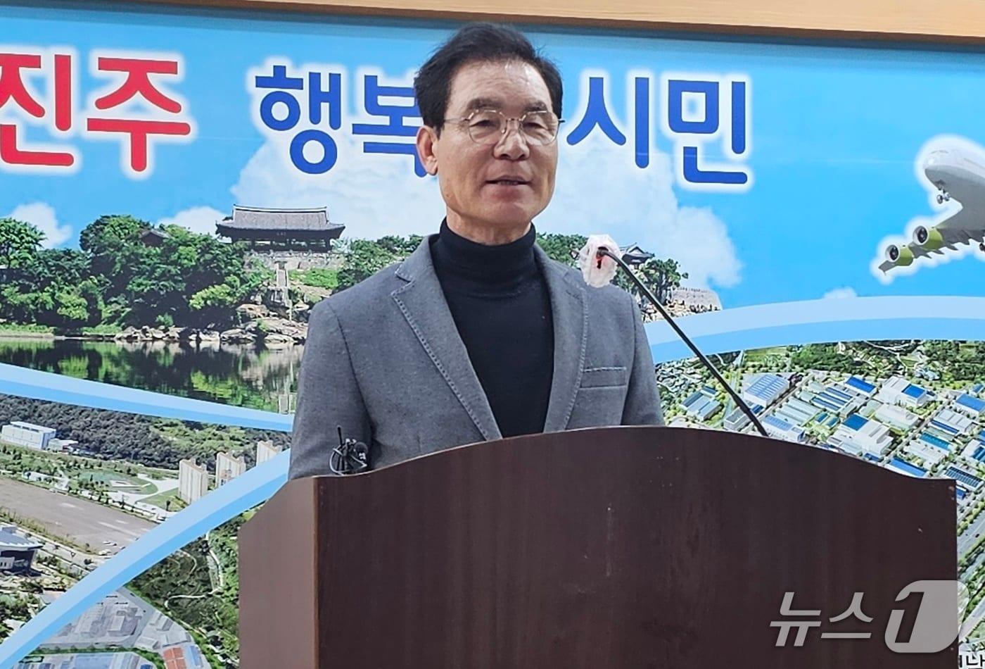 본문 이미지 - 김상권 경남교육감 예비후보가 7일 진주시청 브리핑룸에서 기자회견을 열고 공약을 발표하고 있다. 2026.4.7/뉴스1 한송학기자