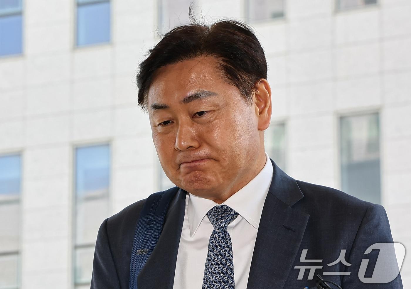 본문 이미지 - 김관영 전북지사가 서울 양천구 남부지방법원에서 열린 더불어민주당 상대 가처분 신청 심문에 출석하며 취재진 질문에 답하고 있다.(기사 내용과 무관함.) 2026.4.7 ⓒ 뉴스1 김도우 기자