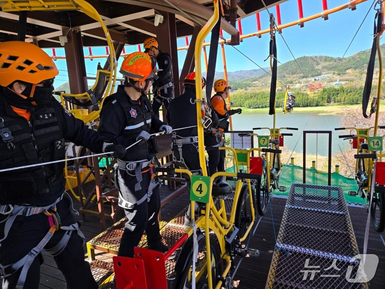 본문 이미지 - 7일 구례소방서가  섬진강 스하강 레포츠 시설 안전사고 대비 민·관 합동 인명구조훈련을 실시하고있다(구례소방서 제공)