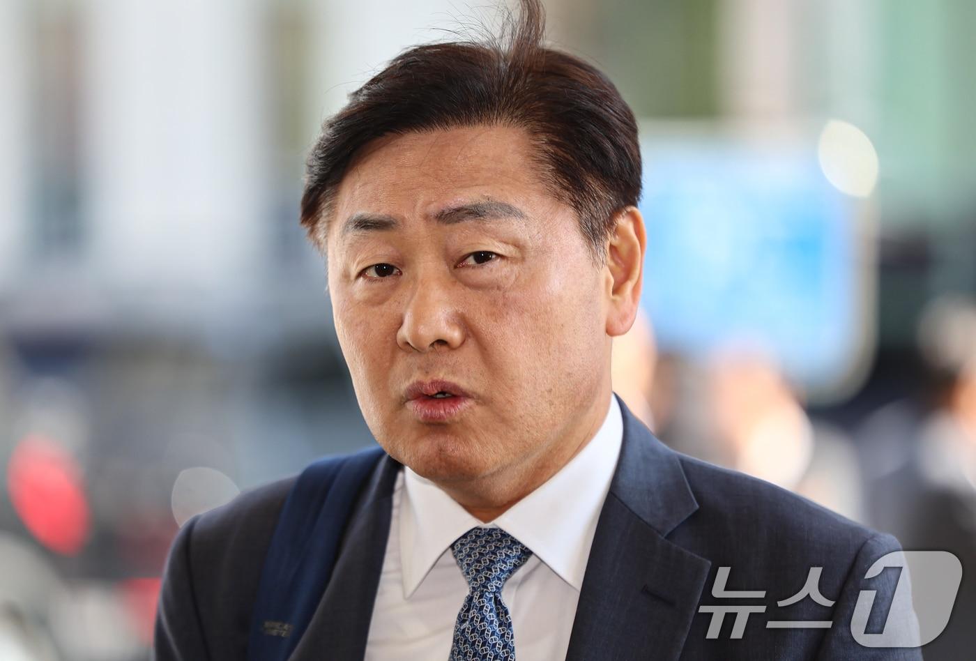 본문 이미지 - 김관영 전북지사가 7일 서울 양천구 남부지방법원에서 열린 더불어민주당 상대 가처분 신청 심문에 출석하며 취재진 질문에 답하고 있다. 2026.4.7 ⓒ 뉴스1 김도우 기자