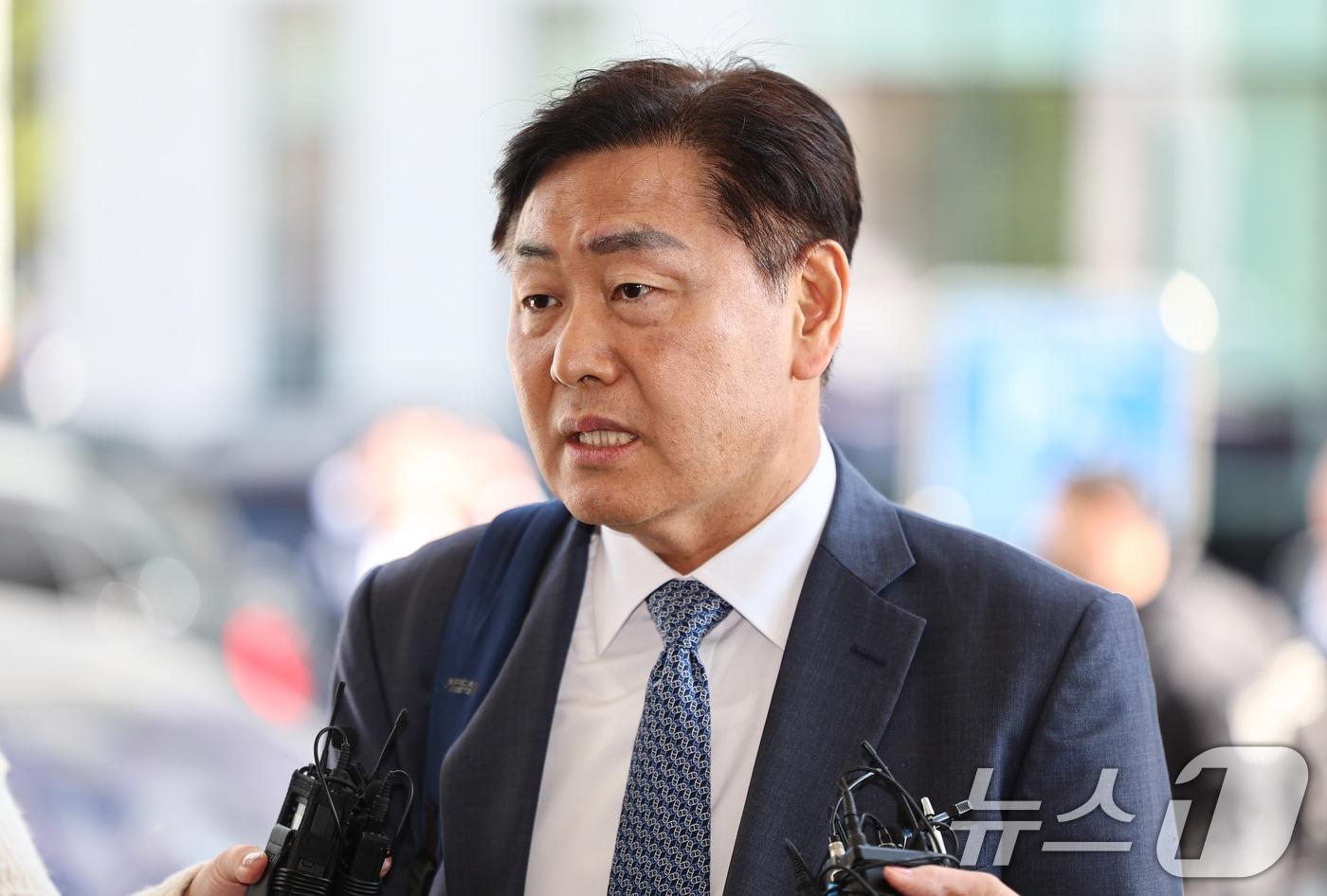 본문 이미지 - 김관영 전북지사가 7일 서울 양천구 남부지방법원에서 열린 더불어민주당 상대 가처분 신청 심문에 출석하며 취재진 질문에 답하고 있다. 2026.4.7 ⓒ 뉴스1 김도우 기자