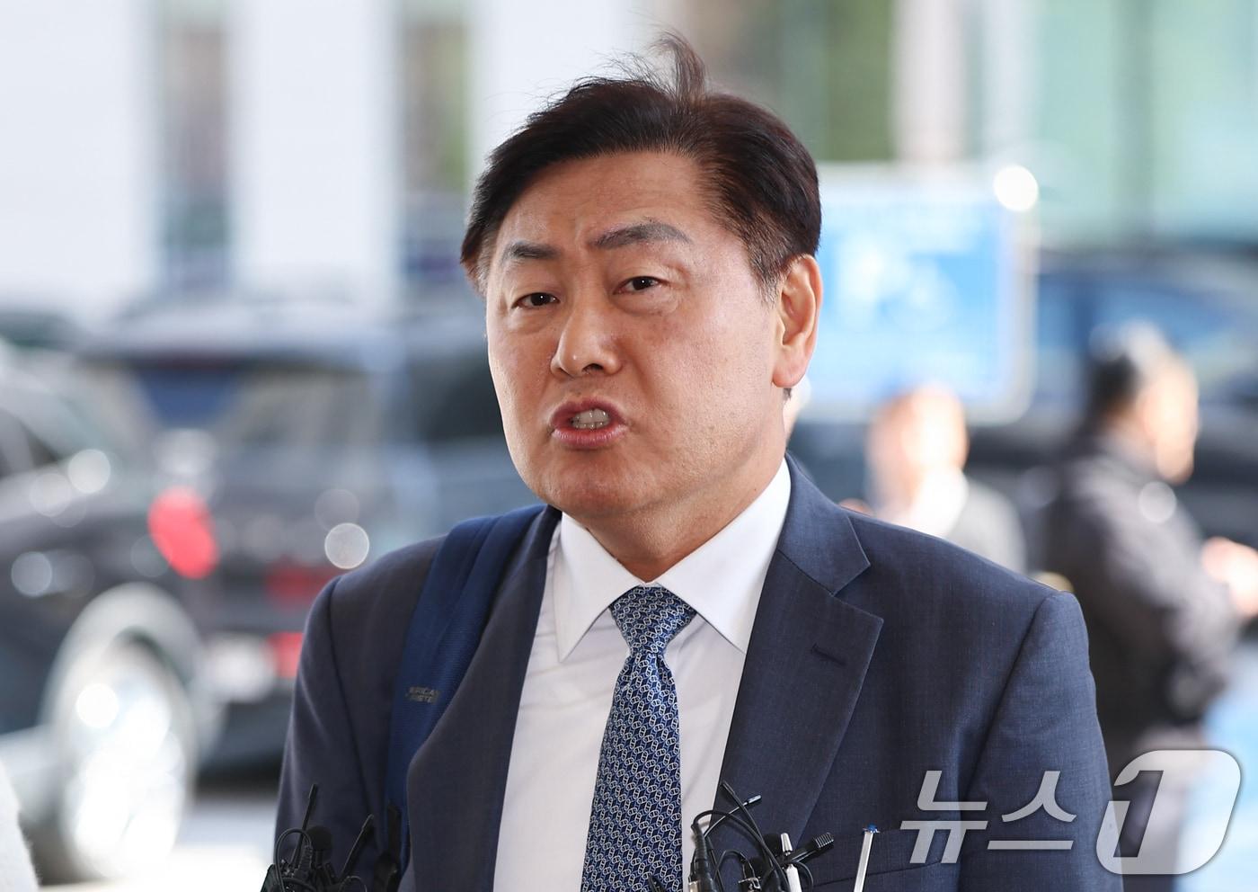 본문 이미지 - 김관영 전북지사가 7일 서울 양천구 남부지방법원에서 열린 더불어민주당 상대 가처분 신청 심문에 출석하며 취재진 질문에 답하고 있다. 2026.4.7 ⓒ 뉴스1 김도우 기자