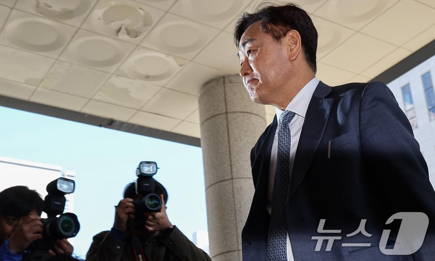 본문 이미지 - 김관영 전북지사가 7일 서울 양천구 남부지방법원에서 열린 더불어민주당 상대 가처분 신청 심문에 출석하고 있다. 2026.4.7 ⓒ 뉴스1 김도우 기자