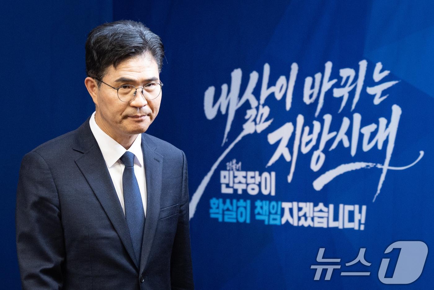 본문 이미지 - 이원택 더불어민주당 전북특별자치도지사 예비후보가 지난 7일 서울 여의도 중앙당사에서 열린 본경선 합동연설회에서 기념 촬영 후 자리로 이동하고 있다. 2026.4.7 ⓒ 뉴스1 유승관 기자