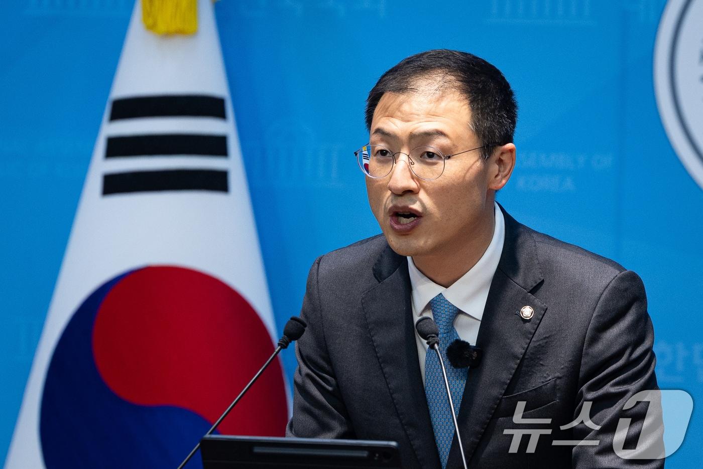 본문 이미지 - 김상욱 더불어민주당 울산시장 예비후보가 7일 서울 여의도 국회 소통관에서 산업용 전기요금 지역별 차등화 제안 기자회견을 하고 있다. 2026.4.7 ⓒ 뉴스1 유승관 기자