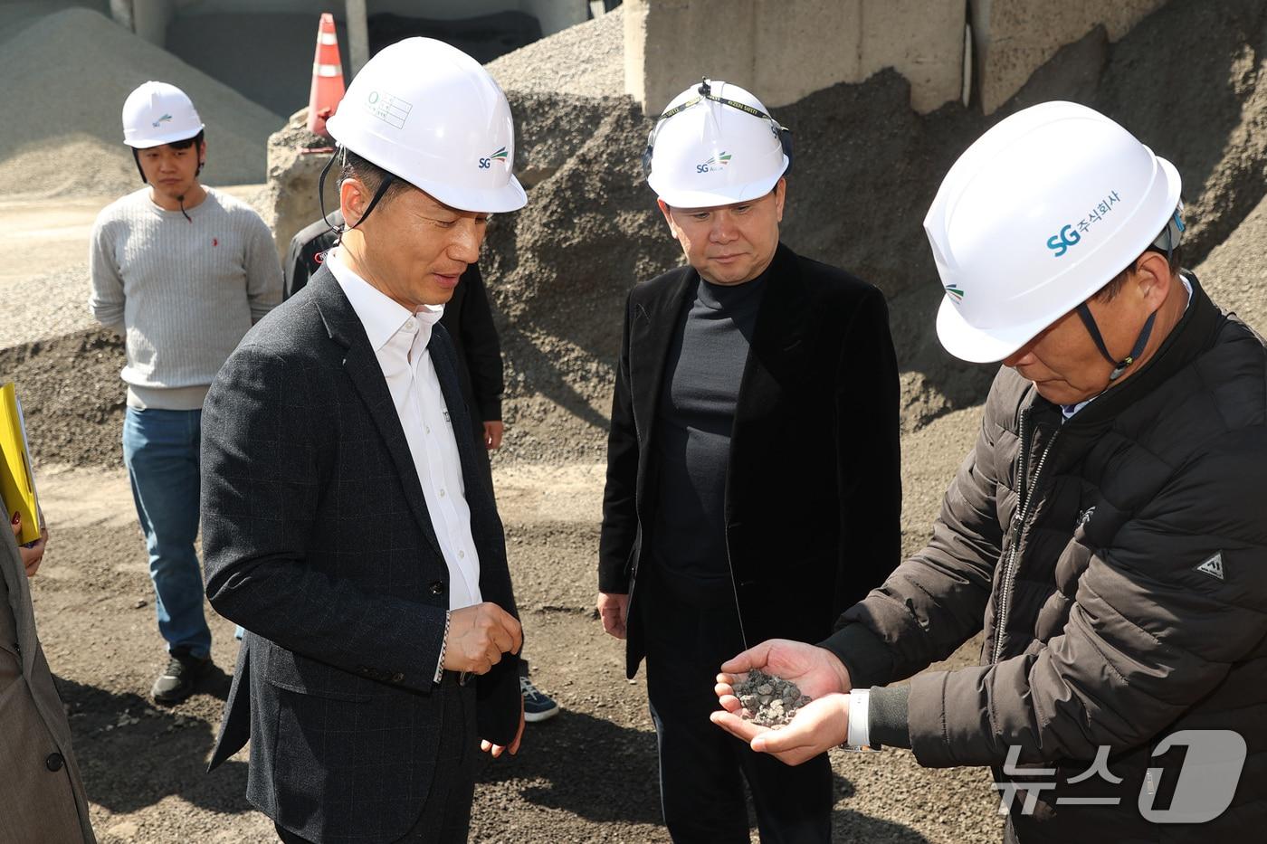 본문 이미지 - 백호성 조달청 구매사업국장(왼쪽)이 아스콘 현장 생산시설을 점검하고 있다.(조달청 제공.재판매 및 DB금지)/뉴스1