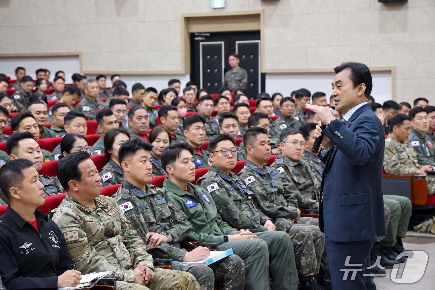본문 이미지 - 안규백 국방부 장관은 7일 오전 강원도 원주의 공군 제8전투비행단을 방문해 공군 전 대대장들의 지휘 역량 강화를 위해 특별강연을 진행했다. 2026.4.7./ⓒ 뉴스1(국방부 제공)