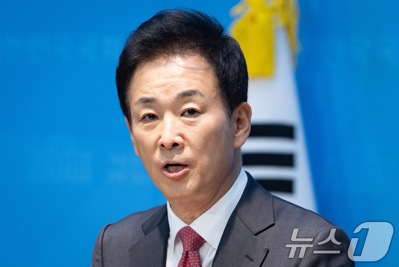 본문 이미지 - 유영하 국민의힘 대구시장 예비후보가 7일 서울 여의도 국회 소통관에서 기자회견을 열고 대구시장 경선 공천배제(컷오프) 후 반발하고 있는 주호영 국회부의장에게 '선당후사'를 호소하며 공천결과 승복을 촉구하고 있다. 2026.4.7 ⓒ 뉴스1 유승관 기자