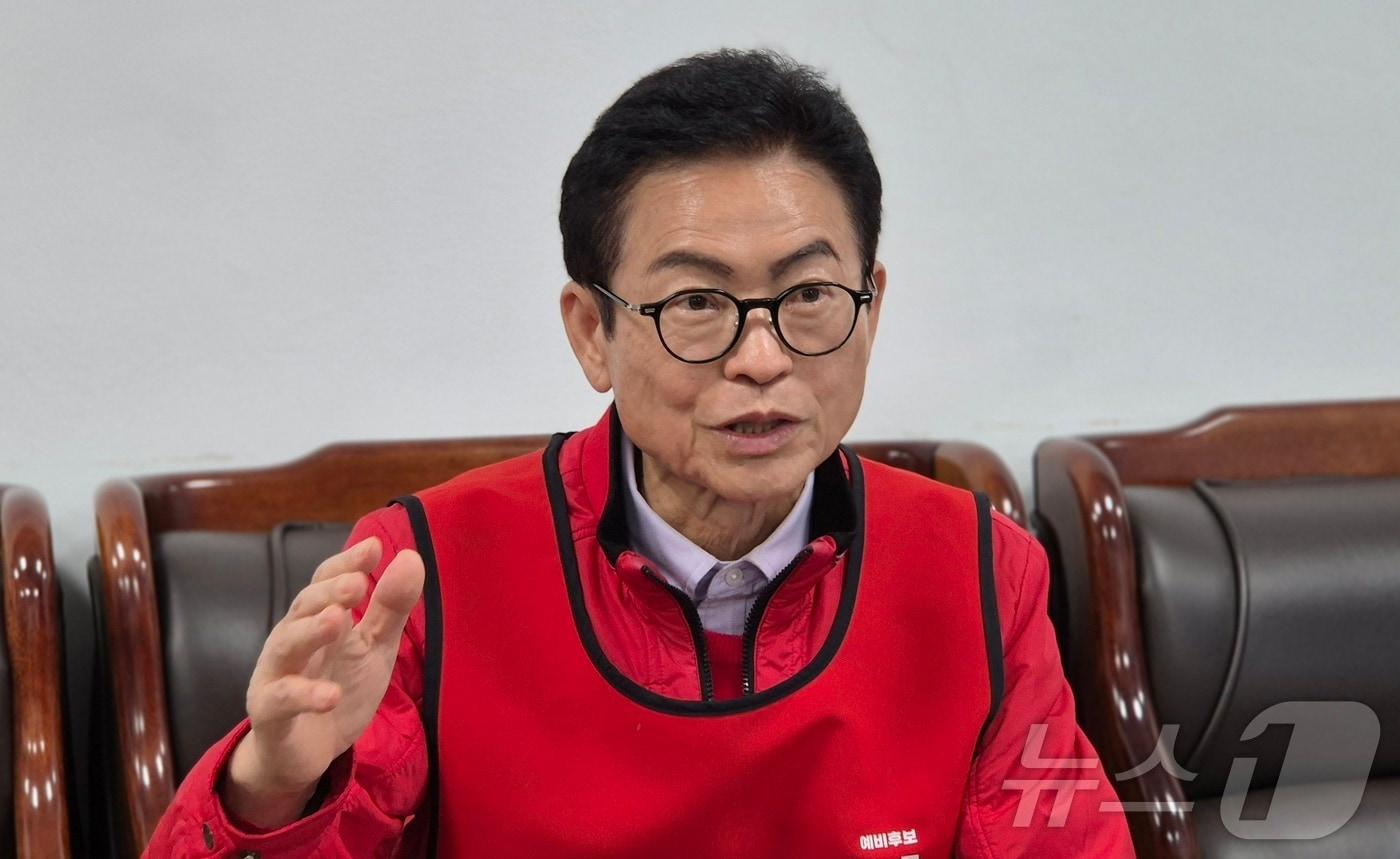 본문 이미지 - 이철우 경북도지사 예비후보는 7일 예천군청 브리핑룸에서 기자간담회를 열고 경북 북부권 발전 구상과 함께 예천 발전을 위한 5대 비전을 제시했다. ⓒ 뉴스1 김대벽기자