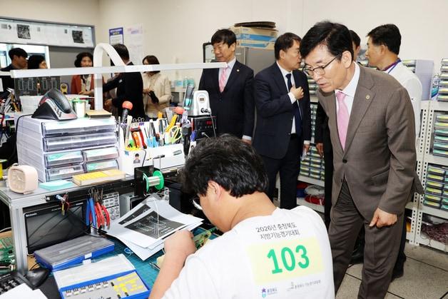 본문 이미지 - 윤건영 충북교육감 7일 2026년 충북기능경기대회 경기장을 찾아 학생들을 격려하고 있다.(충북교육청 제공. 재판매 및 DB금지)