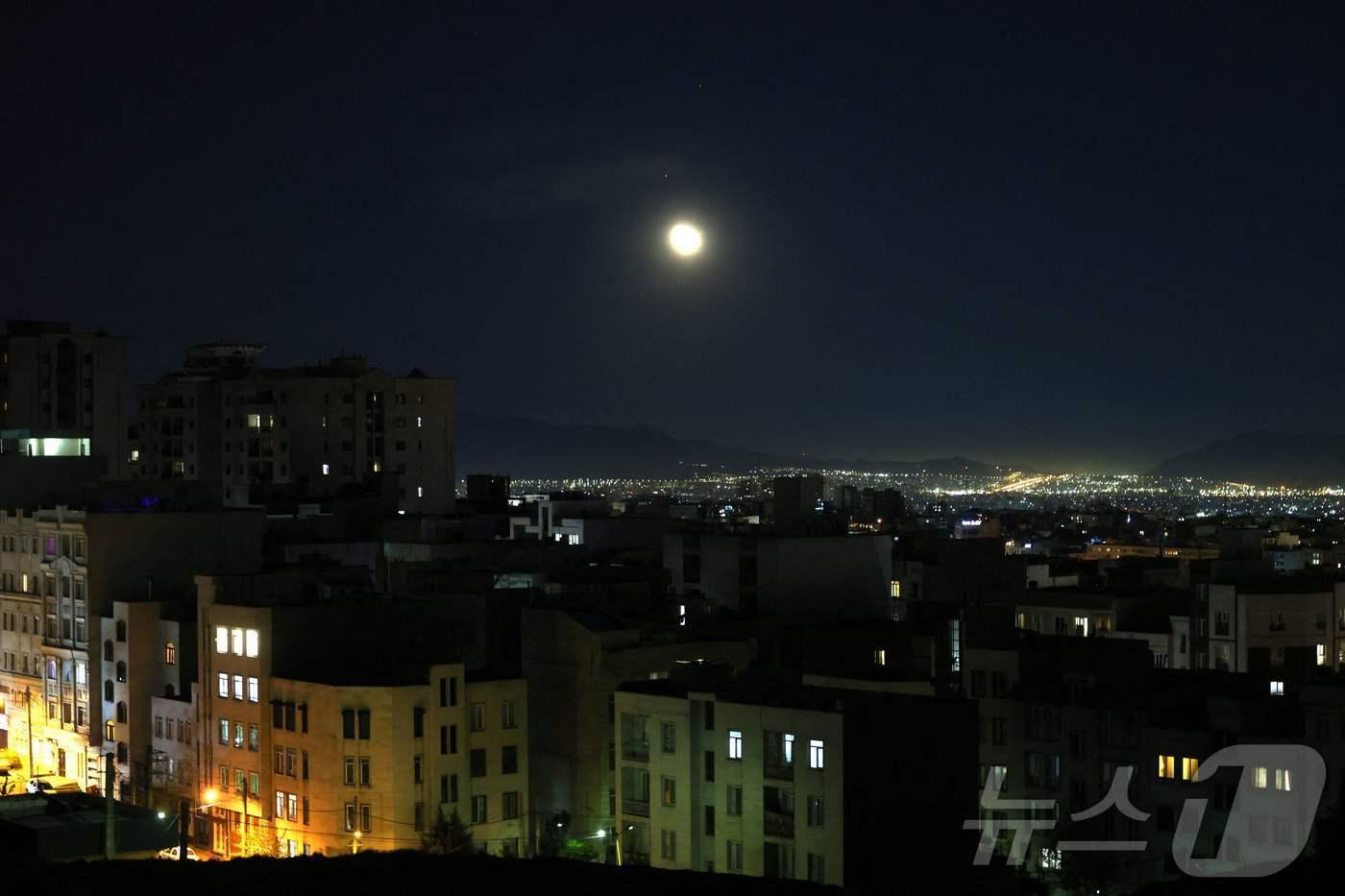 본문 이미지 - 7일(현지시간) 밤 이란 테헤란 상공에 보름달이 떠 있다. 2026.04.07 ⓒ AFP=뉴스1