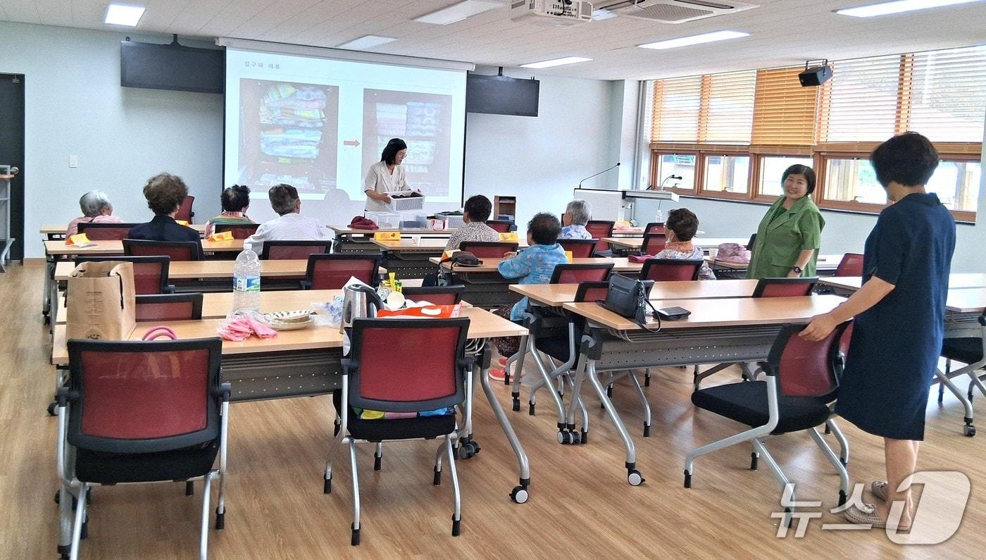 본문 이미지 - 안남어머니학교 성인문해교육 장면 (옥천군 제공. 재판매 및 DB금지) 