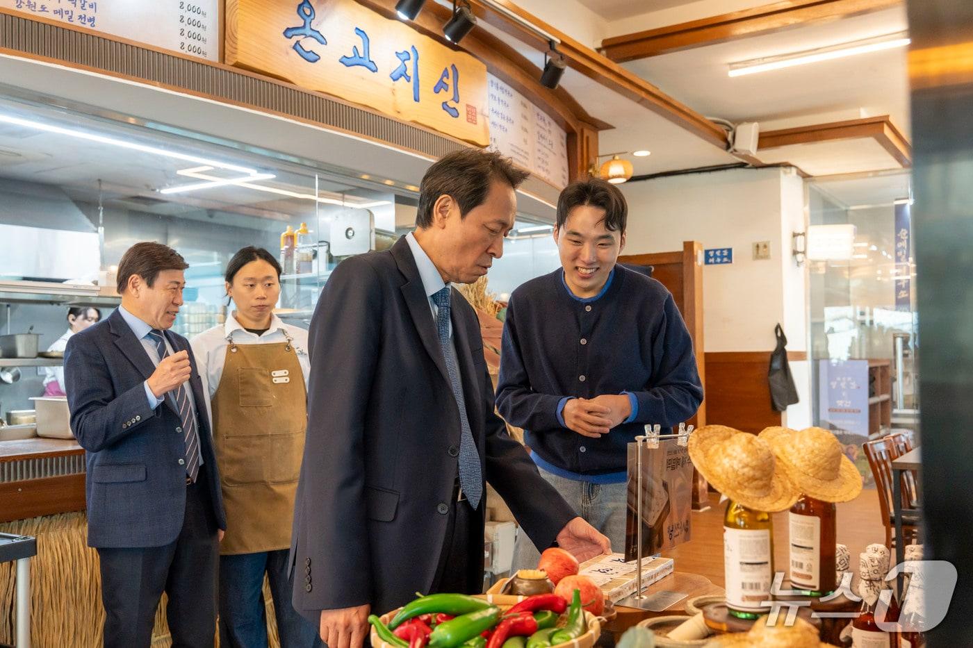 본문 이미지 - 홍천 방앗간막국수를 방문한 우상호 더불어민주당 강원특별자치도지사 예비후보.(우상호 예비후보 측 제공. 재판매 및 DB금지)/뉴스1
