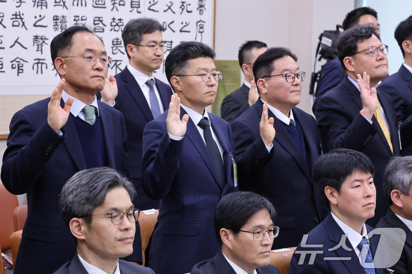 본문 이미지 - 엄희준 광주고검 검사와 강백신 대구고검 검사가 7일 서울 여의도 국회에서 열린 윤석열정권정치검찰조작기소의혹사건진상규명국정조사특별위원회 전체회의에서 증인 선서를 하고 있다. 2026.4.7 ⓒ 뉴스1 신웅수 기자
