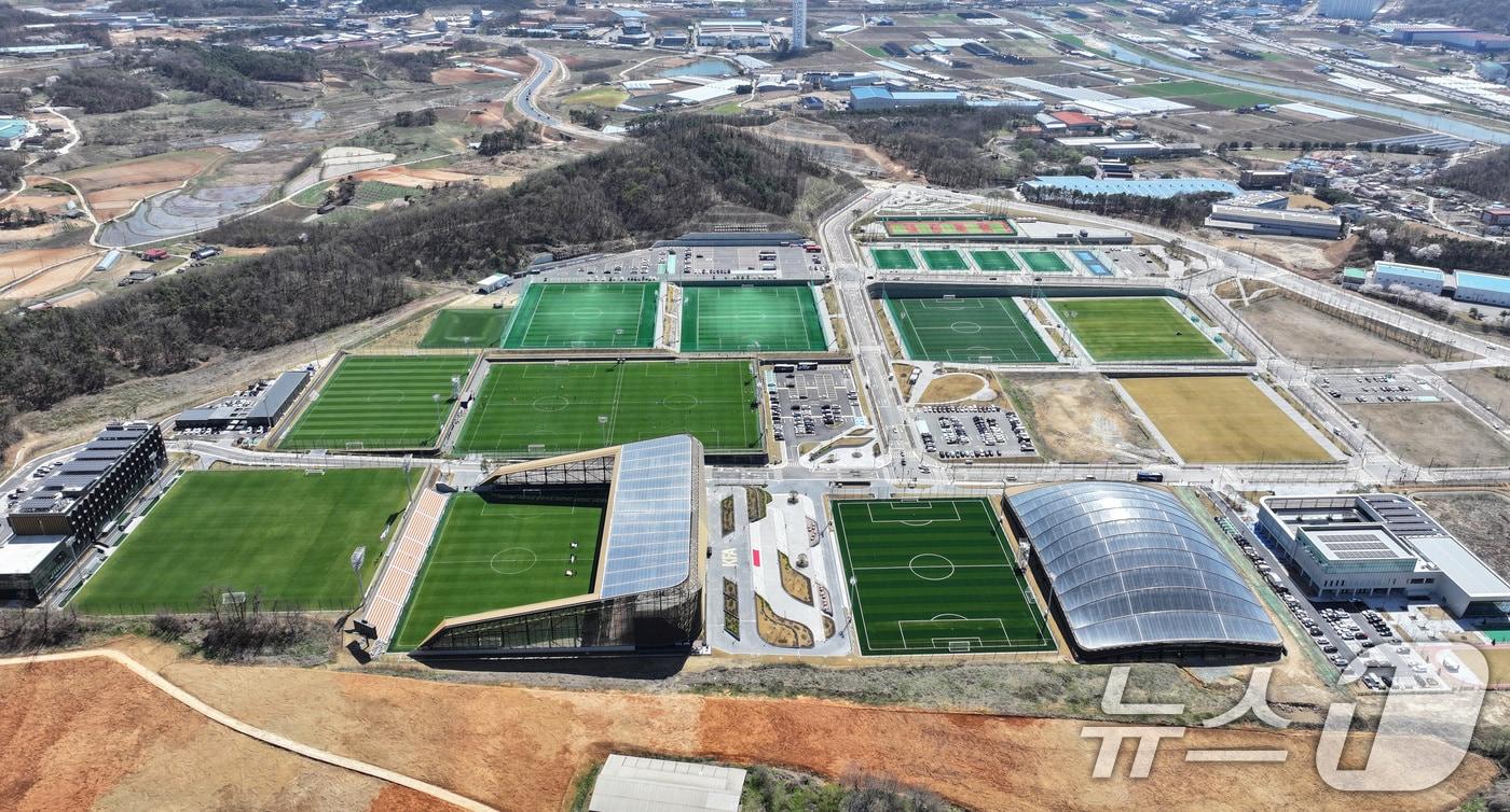 본문 이미지 - 충남 천안 서북구에 공식 개관한 코리아풋볼파크 전경. 2026.4.7 ⓒ 뉴스1 구윤성 기자