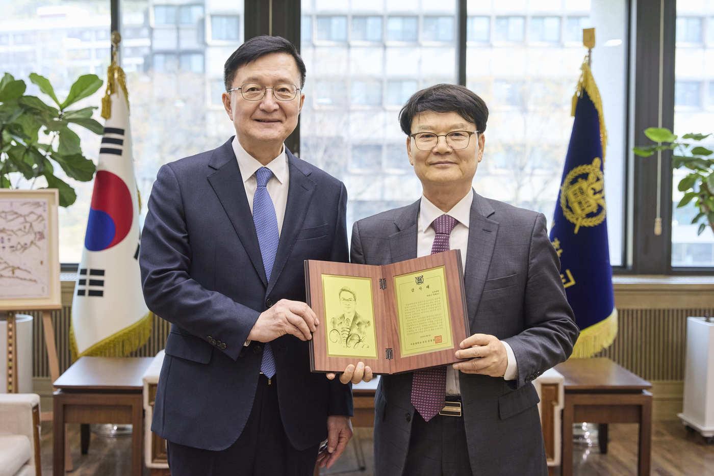 본문 이미지 - 박종근 서울대 공과대학 전기⋅정보공학부 명예교수가 최근 서울대에 1억 100만 원을 기부했다. 이달 6일 서울대 관악캠퍼스에서 열린 기부 감사패 증정식. 유홍림 서울대 총장(왼쪽)과 박 명예교수.(서울대 제공)