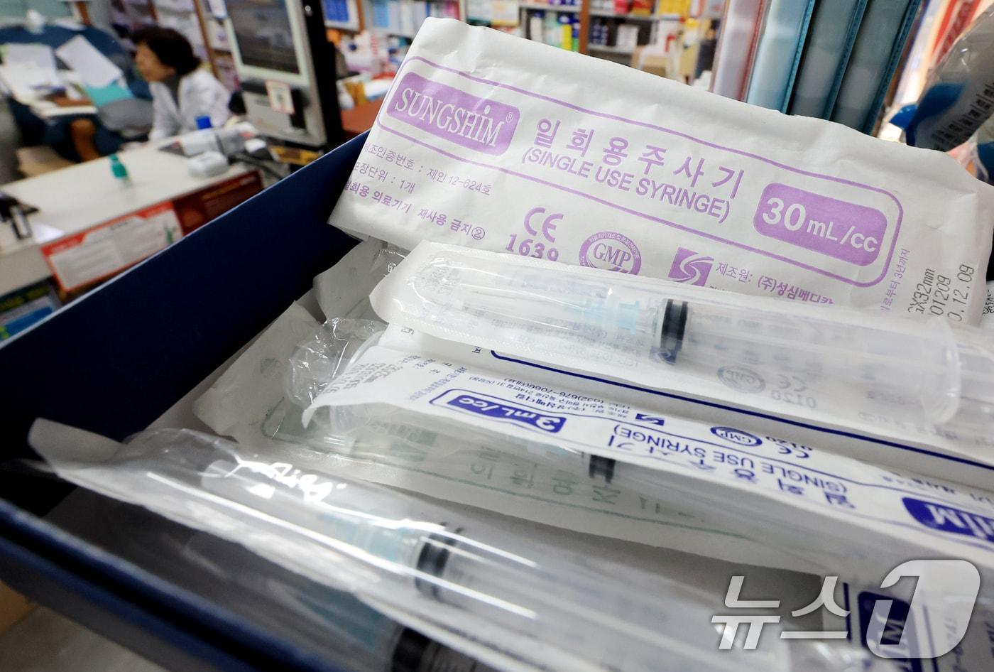 본문 이미지 - 중동 사태의 장기화로 의료제품의 필름 포장재의 원료인 나프타 공급이 제한되자 7일 식약처가 주사기, 주사침,수액제 포장재 등 6개 품목의 생산·공급 상황을 집중적으로 관리할 계획을 발표했다. 사진은 이날 부천 한 약국에 일회용 주사기들이 진열돼 있는 모습. 2026.4.7 ⓒ 뉴스1 이호윤 기자